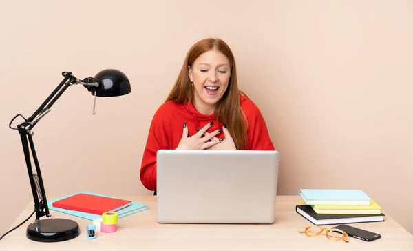 Joven Estudiante Lugar Trabajo Con Una Computadora Portátil Sonriendo Mucho — Foto de Stock