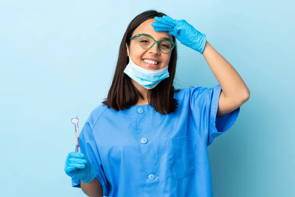 Junge Brünette Zahnärztin Mit Gemischter Rasse Die Werkzeuge Über Isoliertem — Stockfoto