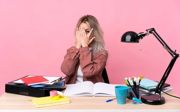 Mladá Studentka Pracující Tabulce Zakrývající Oči Dívající Skrz Prsty — Stock fotografie