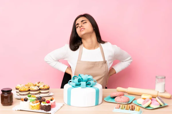 Konditor Mit Einer Großen Torte Auf Einem Tisch Vor Isoliertem — Stockfoto