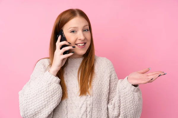 Giovane Donna Rossa Sfondo Rosa Isolato Mantenendo Una Conversazione Con — Foto Stock