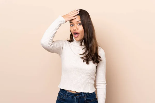 Junge Kolumbianerin Mit Isoliertem Hintergrund Hat Gerade Etwas Erkannt Und — Stockfoto