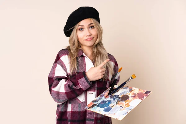 Tonårskonstnär Flicka Som Håller Palett Isolerad Blå Bakgrund Pekar Att — Stockfoto