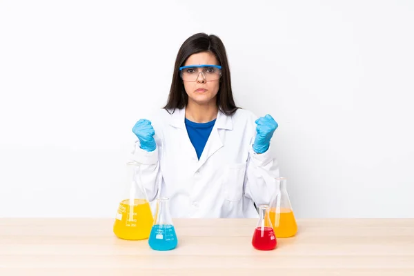 年轻的科学女人坐在桌子上 怒气冲冲 — 图库照片