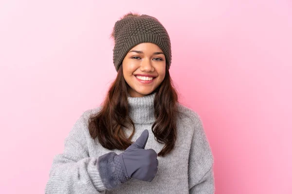 Jovem Colombiana Com Chapéu Inverno Sobre Parede Rosa Isolada Dando — Fotografia de Stock