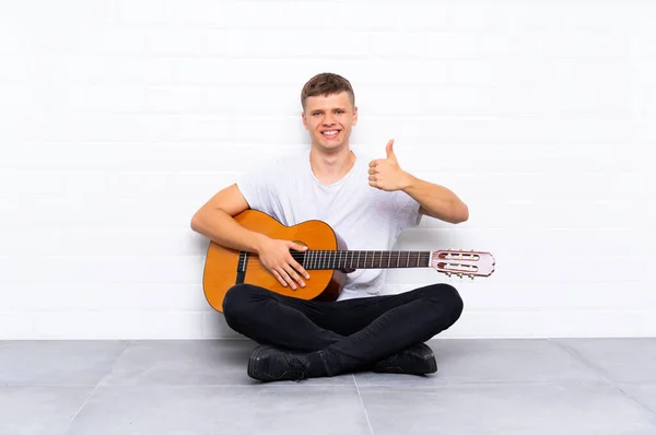 Jonge Knappe Man Met Gitaar Met Duimen Omhoog Omdat Iets — Stockfoto