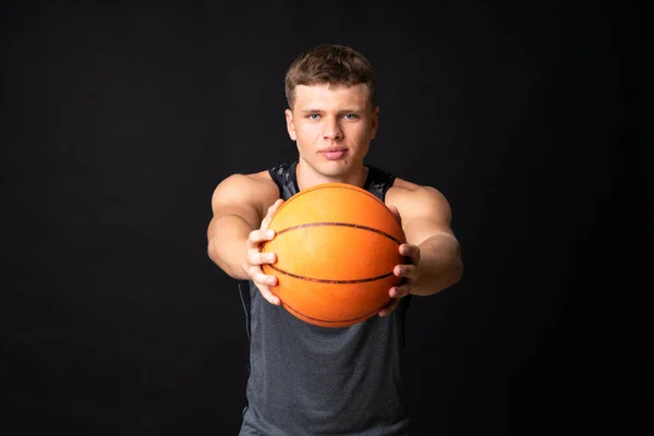 Guapo Joven Jugando Baloncesto Sobre Aislado Negro Pared — Foto de Stock