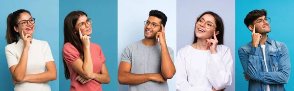 Állítsa Emberek Több Mint Kék Háttér Szemüveggel — Stock Fotó