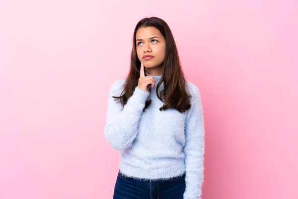 Jong Colombiaans Meisje Geïsoleerde Roze Achtergrond Denken Een Idee — Stockfoto