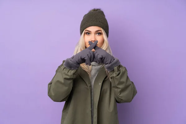 Menina Loira Adolescente Com Chapéu Inverno Sobre Fundo Roxo Isolado — Fotografia de Stock