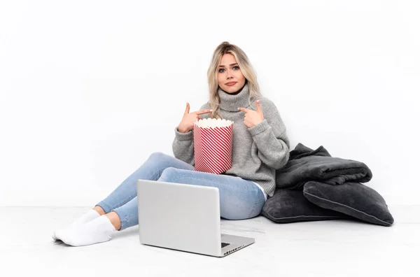 Blondes Teenager Mädchen Isst Popcorn Während Sich Einen Film Auf — Stockfoto
