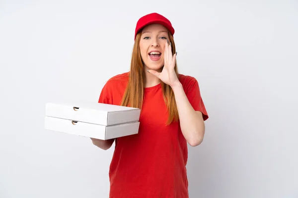 Доставка Пиццы Женщина Держит Пиццу Над Изолированной Розовой Стеной Кричать — стоковое фото