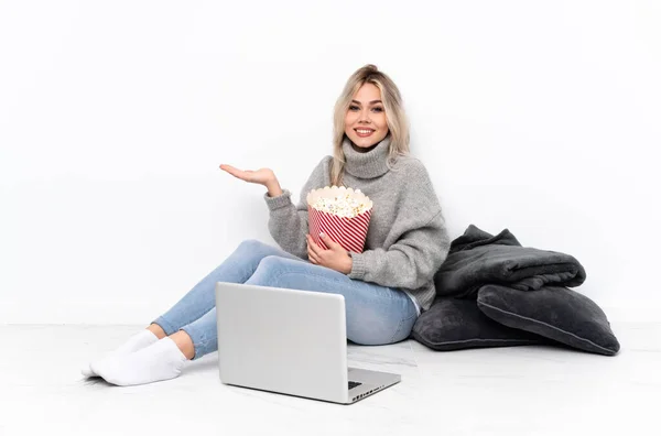 Adolescente Ragazza Bionda Mangiare Popcorn Mentre Guarda Film Sul Computer — Foto Stock