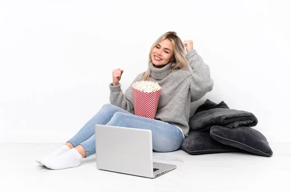 Blondes Teenager Mädchen Isst Popcorn Während Einen Film Auf Dem — Stockfoto