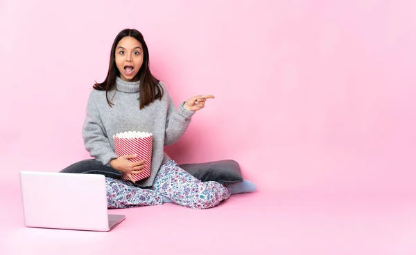 Junge Frau Mit Gemischter Rasse Isst Popcorn Während Sie Überrascht — Stockfoto