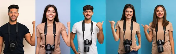 Conjunto Pessoas Sobre Fundo Azul Com Uma Câmera Profissional Apontando — Fotografia de Stock