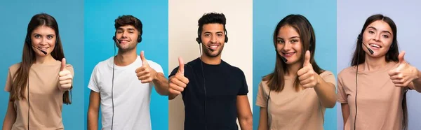 Personen Auf Blauem Hintergrund Arbeiten Mit Headset Mit Erhobenem Daumen — Stockfoto