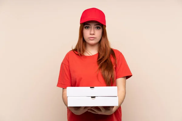 Pizza Entrega Adolescente Segurando Uma Pizza Sobre Fundo Isolado Mantendo — Fotografia de Stock