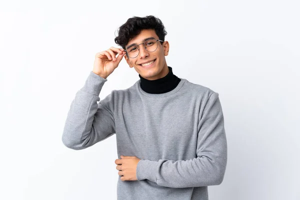 Junger Argentinier Vor Isoliertem Weißen Hintergrund Mit Brille Und Glücklich — Stockfoto