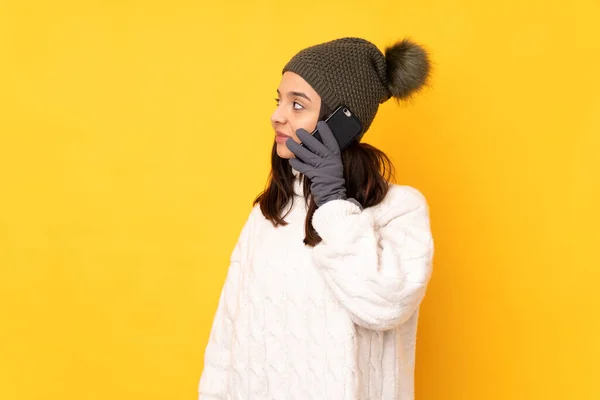 Giovane Donna Con Cappello Invernale Sfondo Giallo Isolato Mantenendo Una — Foto Stock