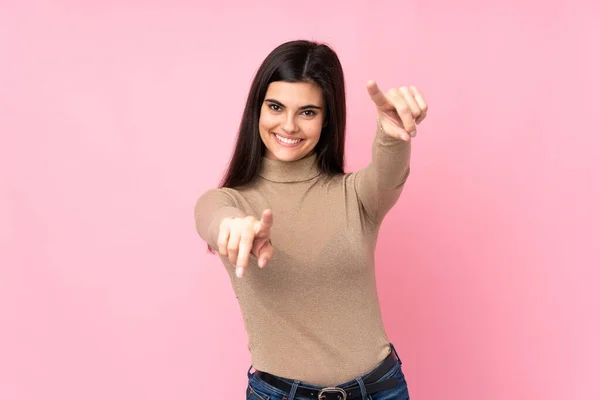 Joven Mujer Sobre Aislado Rosa Fondo Señala Dedo Usted Mientras — Foto de Stock