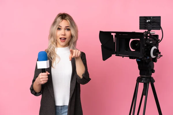 Reporter Femme Tenant Microphone Rapportant Des Nouvelles Sur Fond Rose — Photo