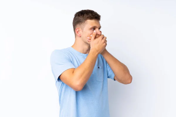 Ung Stilig Man Över Isolerad Vit Bakgrund Täcker Munnen Och — Stockfoto