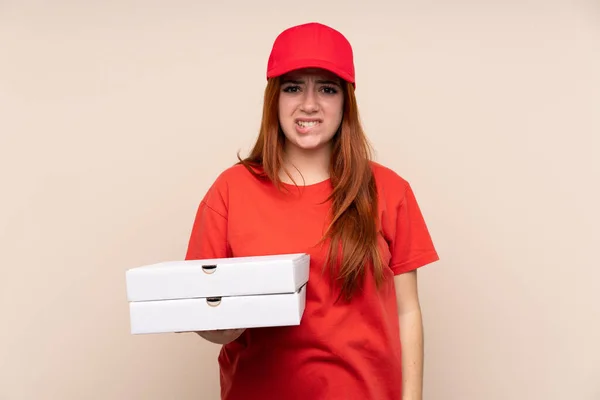 Pizza Entrega Adolescente Segurando Uma Pizza Sobre Fundo Isolado Com — Fotografia de Stock