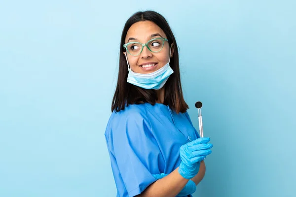 年轻的黑发混血女牙医手挽着工具 手挽手 高兴极了 — 图库照片