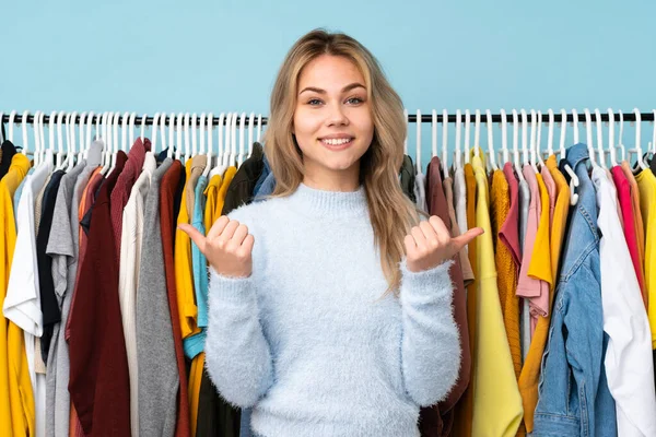 Adolescente Ragazza Russa Comprare Alcuni Vestiti Isolati Sfondo Blu Con — Foto Stock