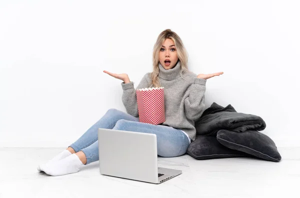 Blondes Teenager Mädchen Isst Popcorn Während Mit Schockiertem Gesichtsausdruck Einen — Stockfoto