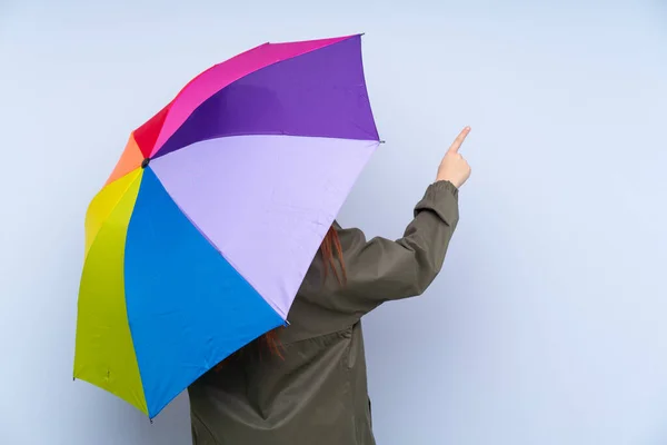 Adolescente Rousse Tenant Parapluie Sur Fond Bleu Isolé Pointant Vers — Photo