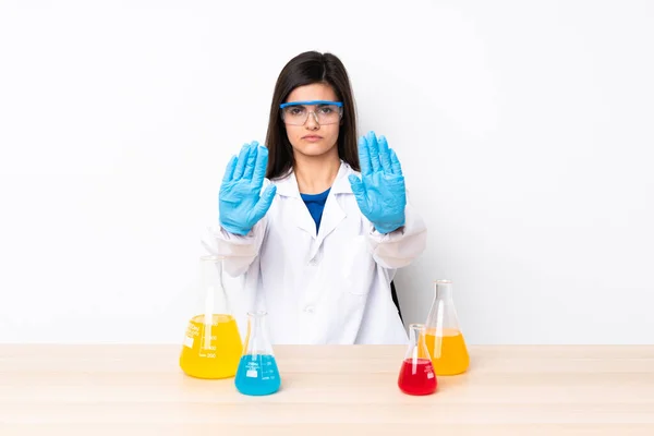 Joven Mujer Científica Una Mesa Haciendo Gesto Parada Decepcionado — Foto de Stock