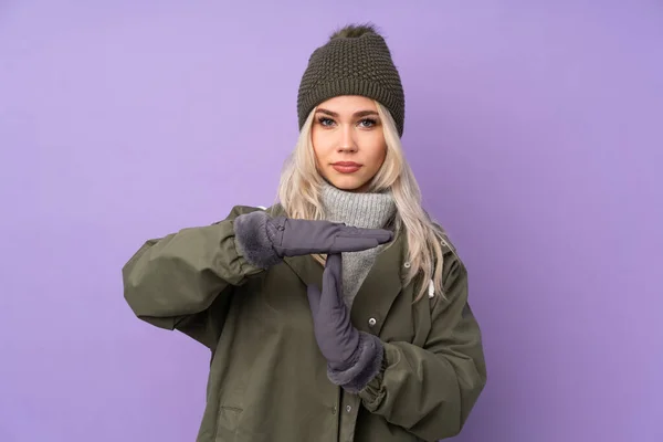 Ragazza Bionda Adolescente Con Cappello Invernale Sfondo Viola Isolato Facendo — Foto Stock