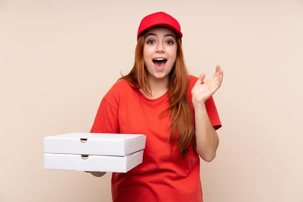 Pizza Entrega Adolescente Segurando Uma Pizza Sobre Fundo Isolado Com — Fotografia de Stock