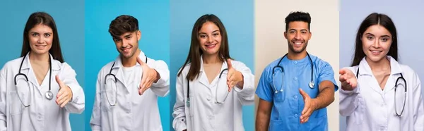 Conjunto Pessoas Sobre Fundo Azul Com Vestido Médico Fazer Acordo — Fotografia de Stock