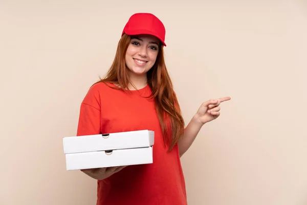 Pizza Entrega Adolescente Segurando Uma Pizza Sobre Fundo Isolado Apontando — Fotografia de Stock