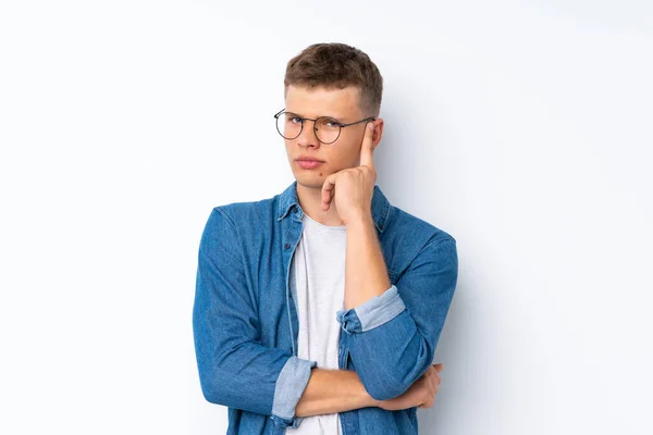 Jovem Homem Bonito Sobre Isolado Fundo Branco Com Óculos — Fotografia de Stock