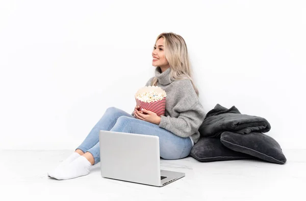 Ragazza Bionda Adolescente Che Mangia Popcorn Mentre Guarda Film Sul — Foto Stock