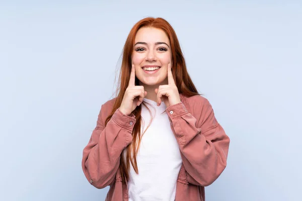 Rossa Adolescente Ragazza Isolato Sfondo Blu Sorridente Con Una Felice — Foto Stock