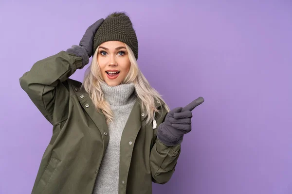 Ragazza Bionda Adolescente Con Cappello Invernale Sfondo Viola Isolato Sorpreso — Foto Stock