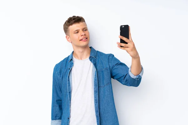 Joven Hombre Guapo Sobre Fondo Blanco Aislado Tomando Una Selfie —  Fotos de Stock