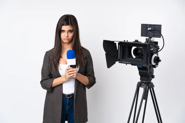 Femme Journaliste Tenant Microphone Rapportant Des Nouvelles Sur Fond Blanc — Photo