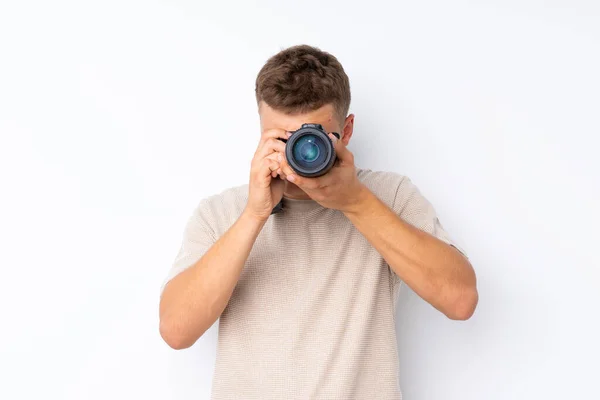 Молодой Красивый Мужчина Изолированном Белом Фоне Профессиональной Камерой — стоковое фото
