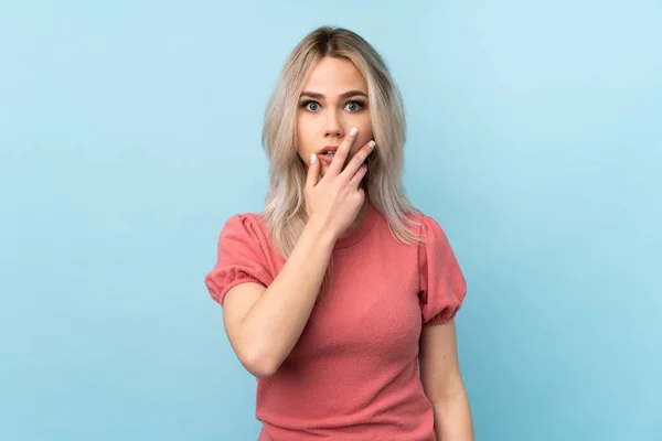 Tiener Meisje Geïsoleerde Blauwe Achtergrond Verrast Geschokt Terwijl Kijken Rechts — Stockfoto