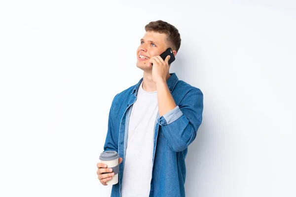 Joven Hombre Guapo Sobre Fondo Blanco Aislado Sosteniendo Café Para —  Fotos de Stock