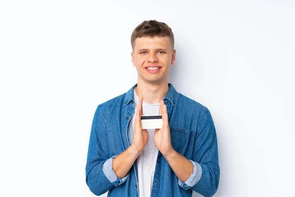 Joven Hombre Guapo Sobre Fondo Blanco Aislado Sosteniendo Una Tarjeta —  Fotos de Stock