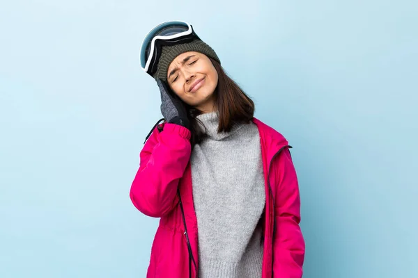 Menina Esquiador Corrida Mista Com Óculos Snowboard Sobre Fundo Azul — Fotografia de Stock