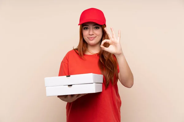 Pizza Entrega Adolescente Segurando Uma Pizza Sobre Fundo Isolado Mostrando — Fotografia de Stock