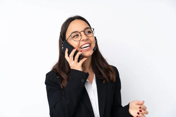 Młoda Kobieta Telemarketer Odizolowany Białym Tle Prowadzenie Rozmowy Telefonu Komórkowego — Zdjęcie stockowe